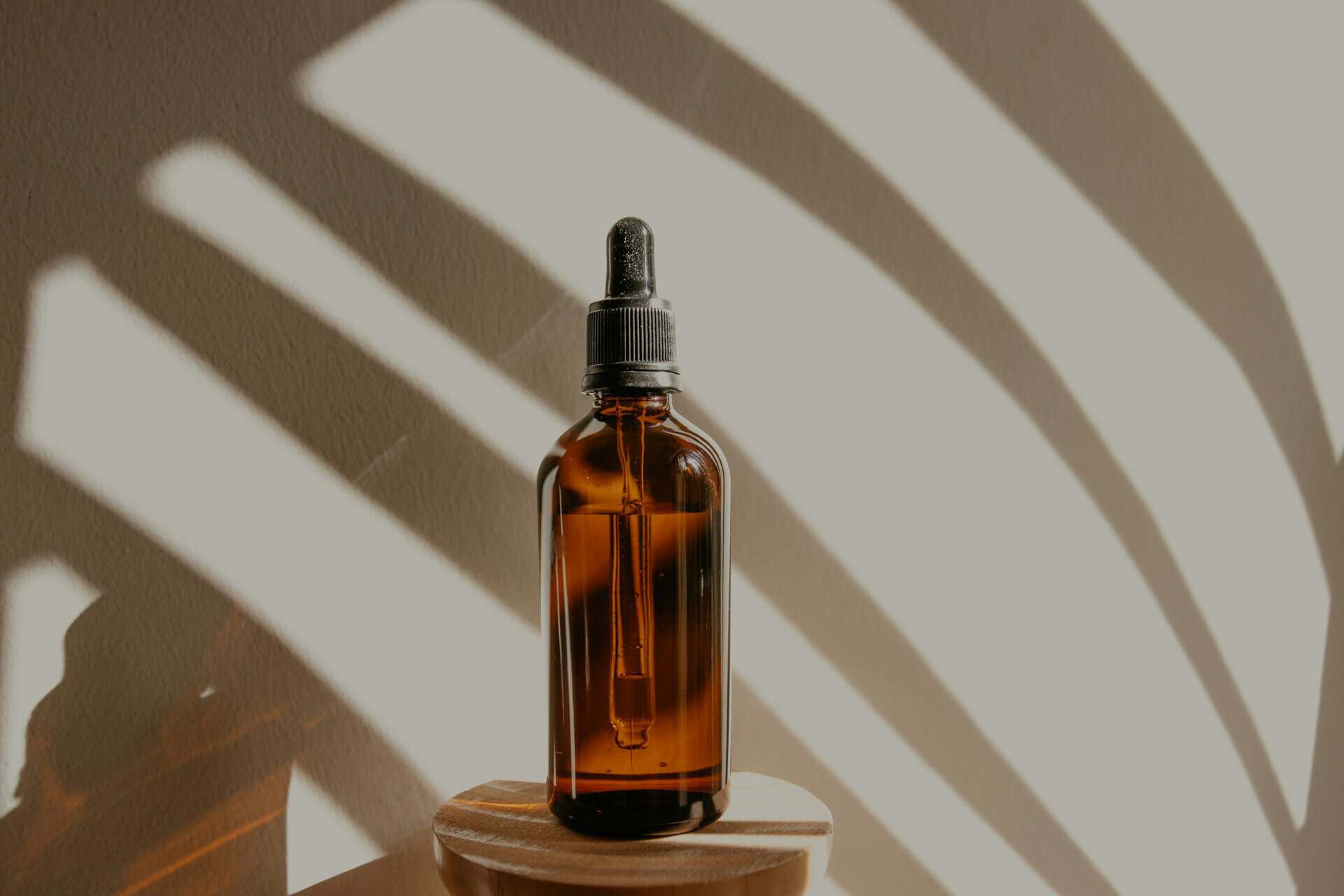 PAMY Soul Flasche in Braun mit Schatten auf weißem Hintergrund.